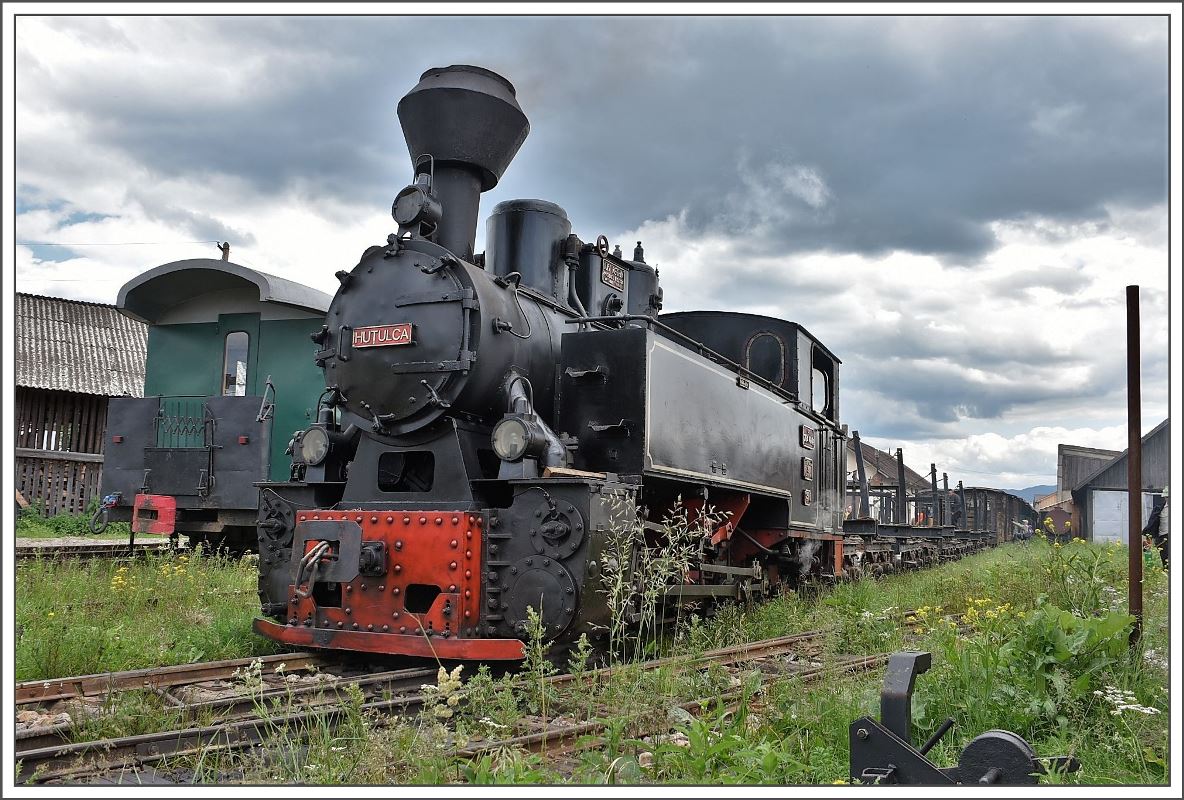 764.404R  Hutulca steht abfahrbereit mit einem Güterzug in Moldovita. (14.06.2017)