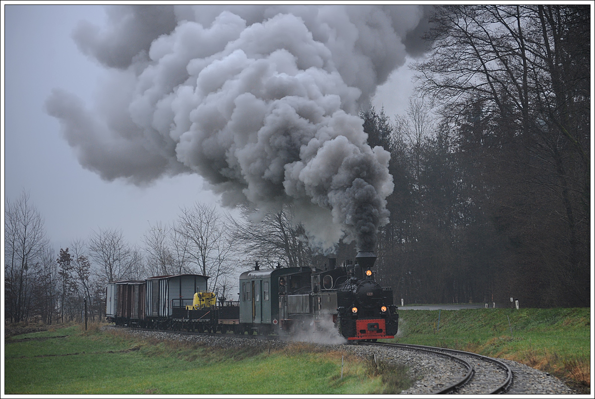 764.411R und 298.56 (U 6) mit ihrem Fotogüterzug kurz nach der Haltestelle Neudorf/Stainztal am 29.11.2014.