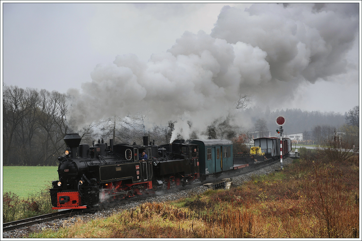 764.411R und 298.56 (U 6) mit ihrem Fotogüterzug kurz nach Wohlsdorf beim Deckungssignal für das ehemalige Vierschienengleis am 29.11.2014.