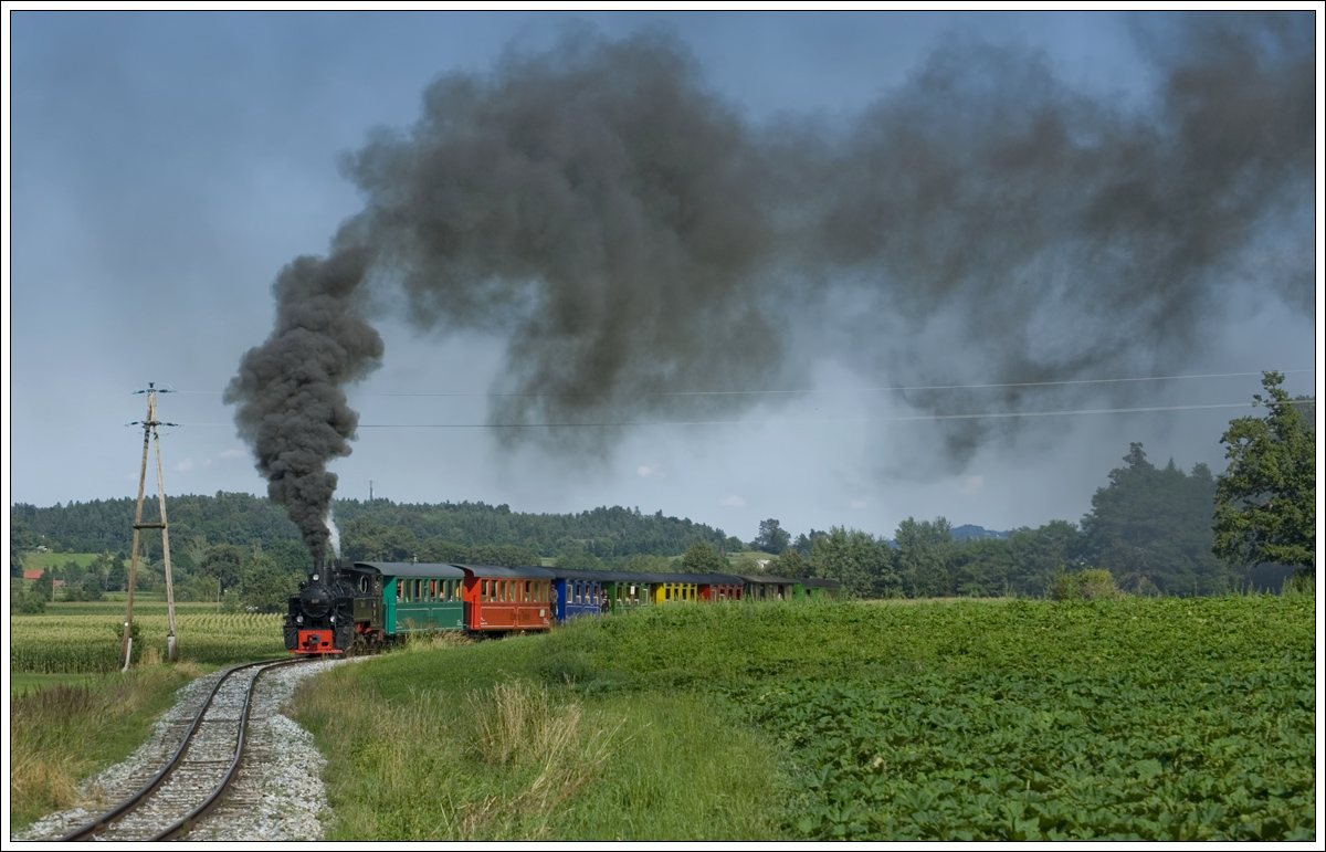 764.411R mit dem Stainzer Flascherlzug am 12.7.2017, kurz vor der Haltestelle Öhlmühle Herbersdorf aufgenommen. BTW, ich habe erst gestern bemerkt, dass meine D700 um einen Tag hinten ist, falls sich jemand bei den Exif Daten wundert. Warum weiß ich nicht, beim letzten Fotoausflug nach Tschechien hat das Datum auf jeden Fall noch gestimmt ;-)