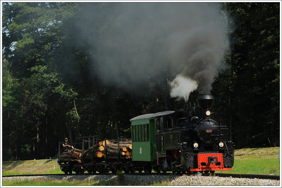 764.411R mit einem Fotogüterzug am 26.6.2015 zwischen den Haltestellen Neudorf/Stainztal und Herbersdorf aufgenommen.