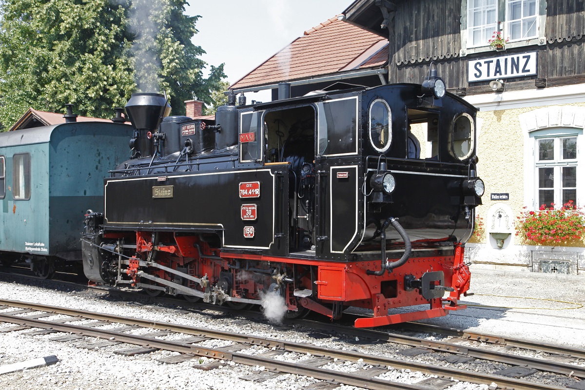 764.411R steht am 3.07.2015 vor dem Bahnhof Stainz.