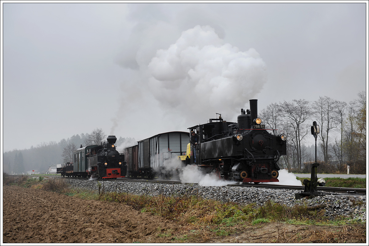 764.411R und die vorbeifahrende 298.56 (U 6) mit ihrem Fotogüterzug in Wohlsdorf am 29.11.2014.