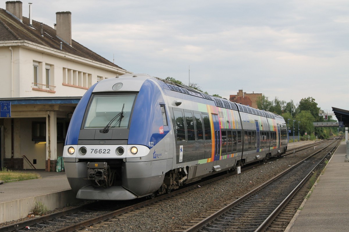 76622 mit TER 830594 Strasbourg-Wissembourg auf Bahnhof Haguenau am 6-7-2014.