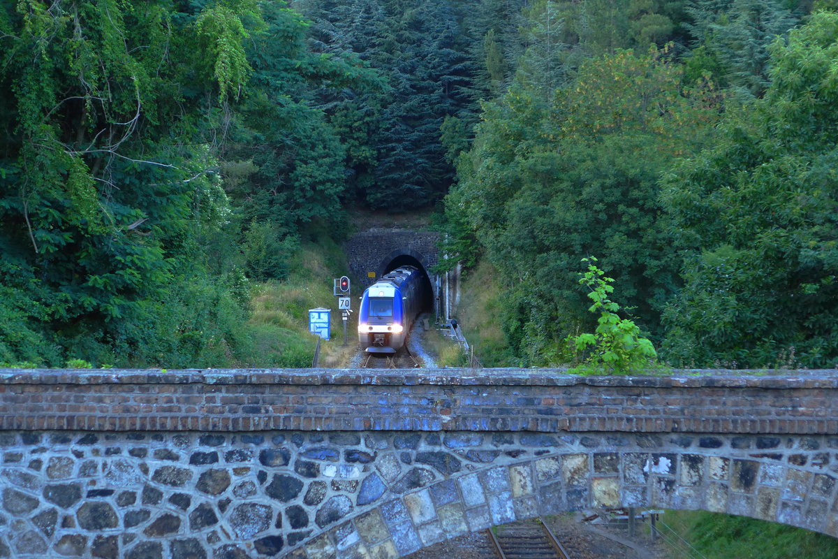 76765 und 76773 (noch im Tunnel) erreichen als TER 73997 (Clermont-Ferrand - Nimes) in der Abenddämmerung den Bahnhof von Genolhac.
Genolhac, 13. Juli 2016
