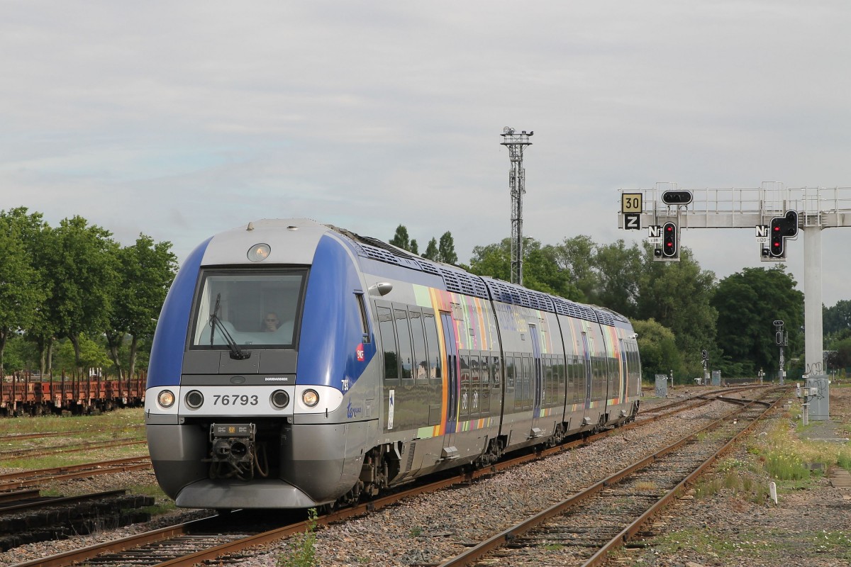 76793 mit TER 830521 Wissembourg-Strasbourg auf Bahnhof Haguenau am 7-7-2014.