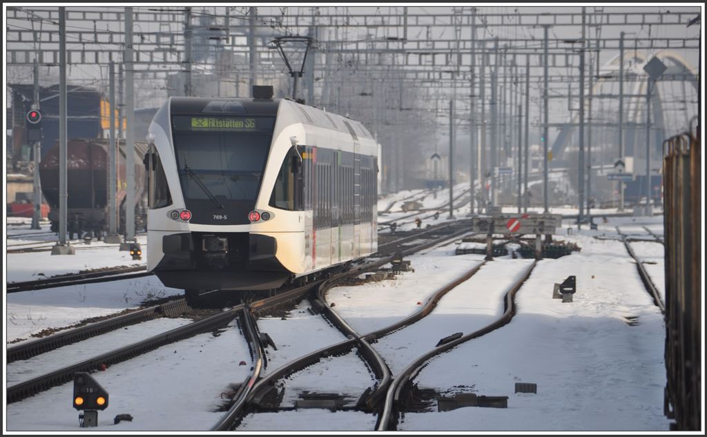 769-5 S2 nach Altstätten SG verlässt St.Margrethen. Im Hintergrund ist die erste der neuen Bogenbrücken über die Autobahn zu sehen. Über sie führt die ÖBB Strecke Richtung Bregenz. Eine zweite Bogenbrücke überquert anschliessend den Rhein und die Grenze. (11.02.2015)