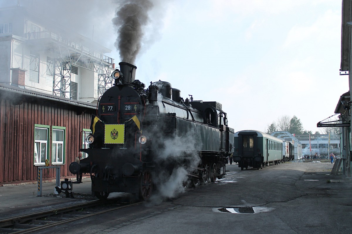 77 28 macht sich am 04.10.2014 noch einmal auf den Weg durch das Gelände der ÖGEG in Ampflwang. 