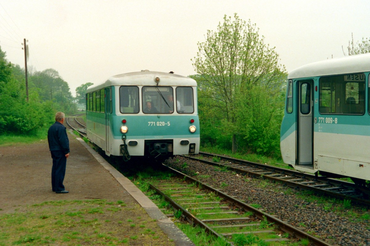 771 020 als RB 17039 (Weferlingen–Haldensleben) und 771 009 als RB 17036 (Haldensleben–Weferlingen) am 08.05.1999 in Altenhausen (Kr Haldensleben)