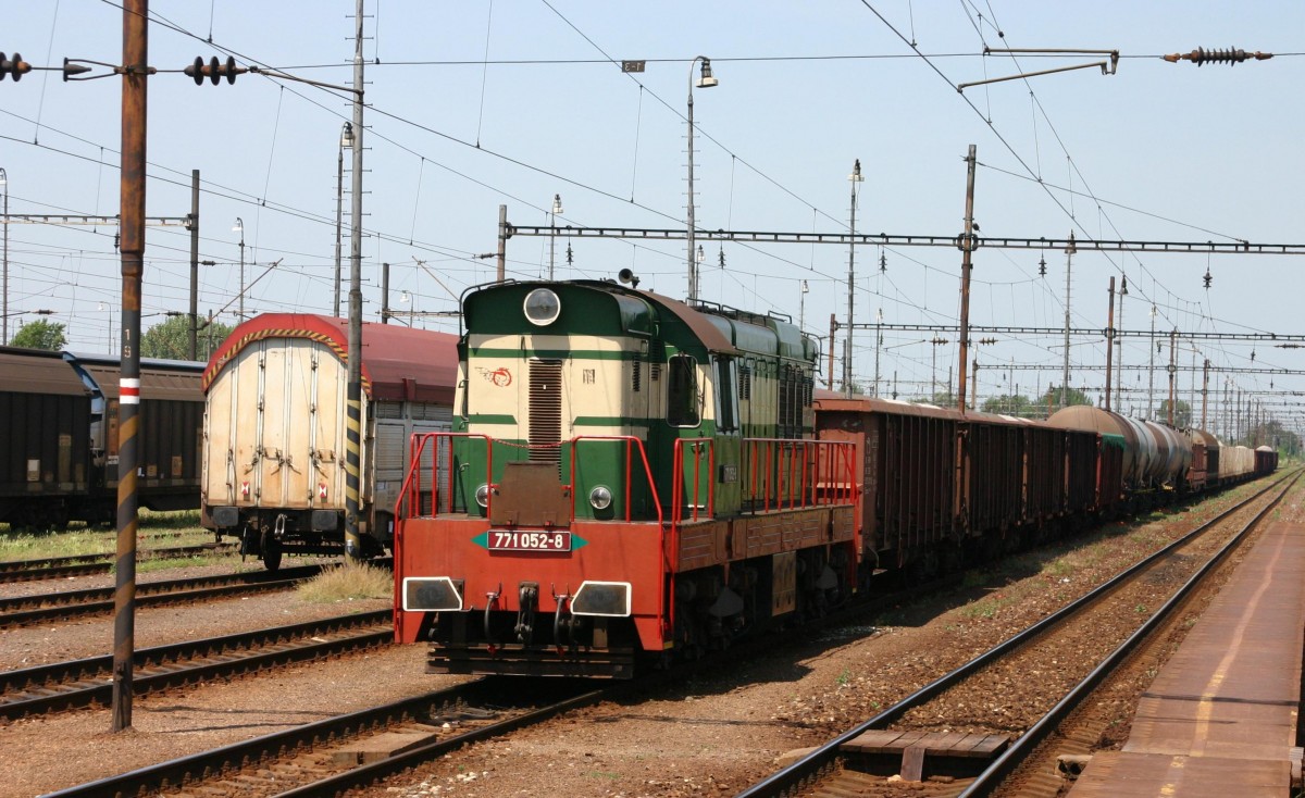 771052 steht am 3.6.2005 vor einem Gterzug im Bahnhof Devinska Nova Ves.