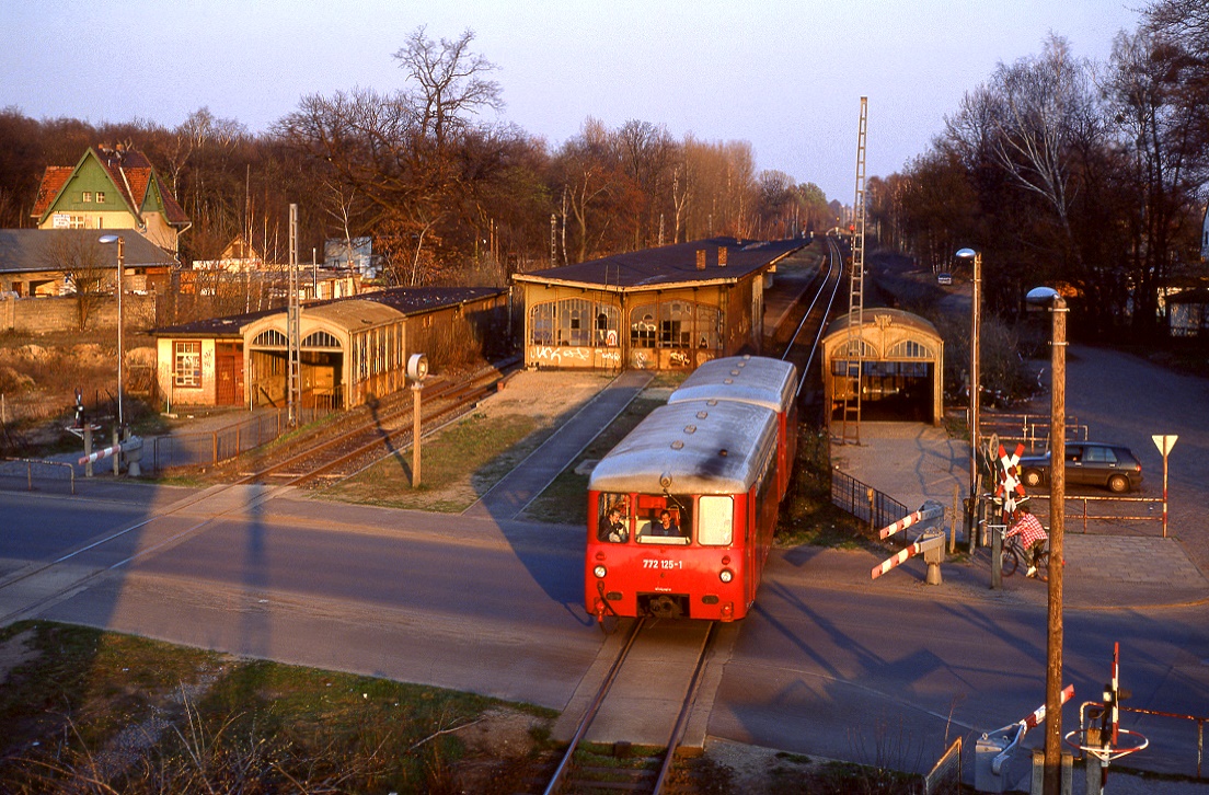 772 125 und 972 725 verlassen am 14.04.1995 als N4078 den Bahnhof Finkenkrug in Richtung Brieselang. Heute kann man nur noch das Haus links wiedererkennen. Die Bahn wurde zur ICE-Rennstrecke Berlin - Hamburg ausgebaut, Bahnhof und BÜ mussten weichen.