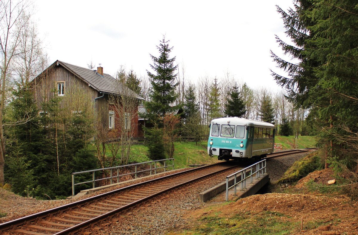 772 155-8 fuhr am 09.05.17 von Adorf nach Schwarzenberg.
Der Triebwagen wird wieder auf der Erzgebirgischen Aussichtsbahn eingeteilt.
Hier ist der Triebwagen in Hammerbrücke zu sehen. 