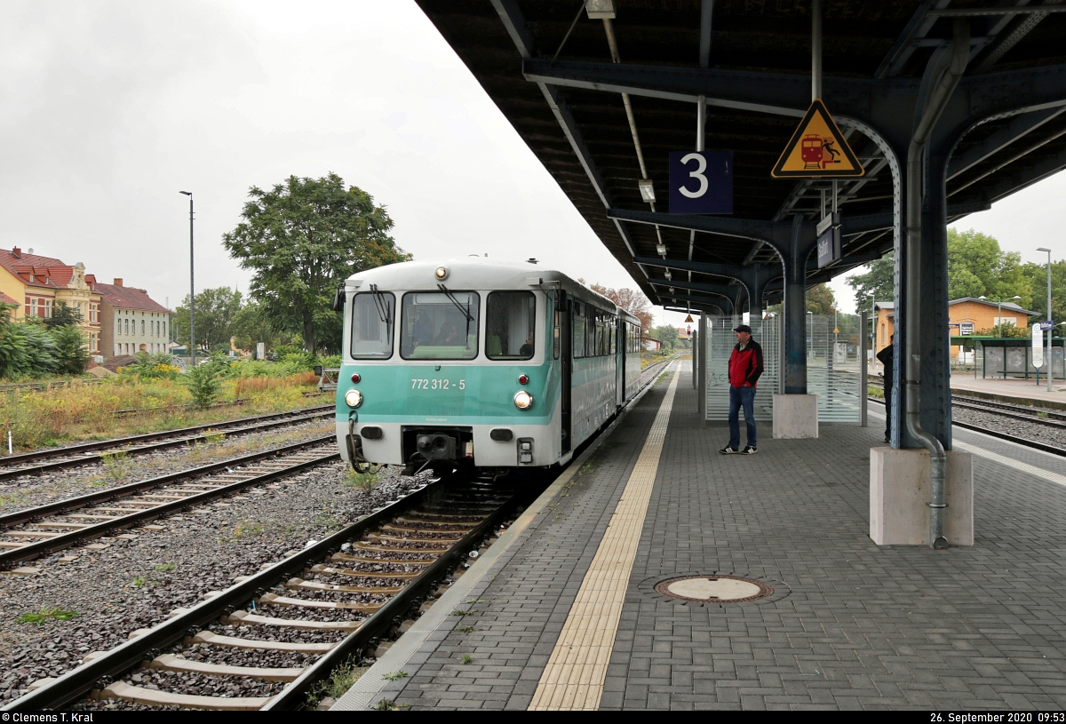 772 312-5 (771 012-2 | 171 012-2 | VT 2.09.067 | 95 80 0772 006-2 D-BSV) und 772 367-9 (771 067-6 | 171 067-2 | VT 2.09.067 | 95 80 0772 007-0 D-BSV) stehen im Startbahnhof Staßfurt auf Gleis 3.
Es handelt sich um den Pendelverkehr zum diesjährigen Herbstlokfest des Lokschuppens Staßfurt zwischen Staßfurt-Leopoldshall und dem Bahnhof Staßfurt.

🧰 Fahrzeugsammlung Pester für die Eisenbahnfreunde Traditionsbahnbetriebswerk Staßfurt e.V.
🚝 Zug 3 Staßfurt–Staßfurt-Leopoldshall
🚩 Bahnstrecke Schönebeck–Güsten (KBS 335)
🕓 26.9.2020 | 9:53 Uhr