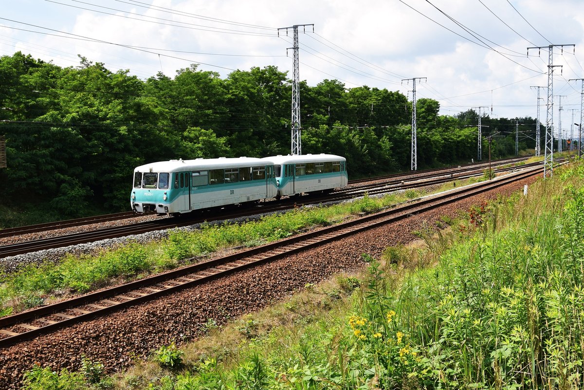 772 413-1 Ferkeltaxe Nahe Senftenberg am 19.06.2016.