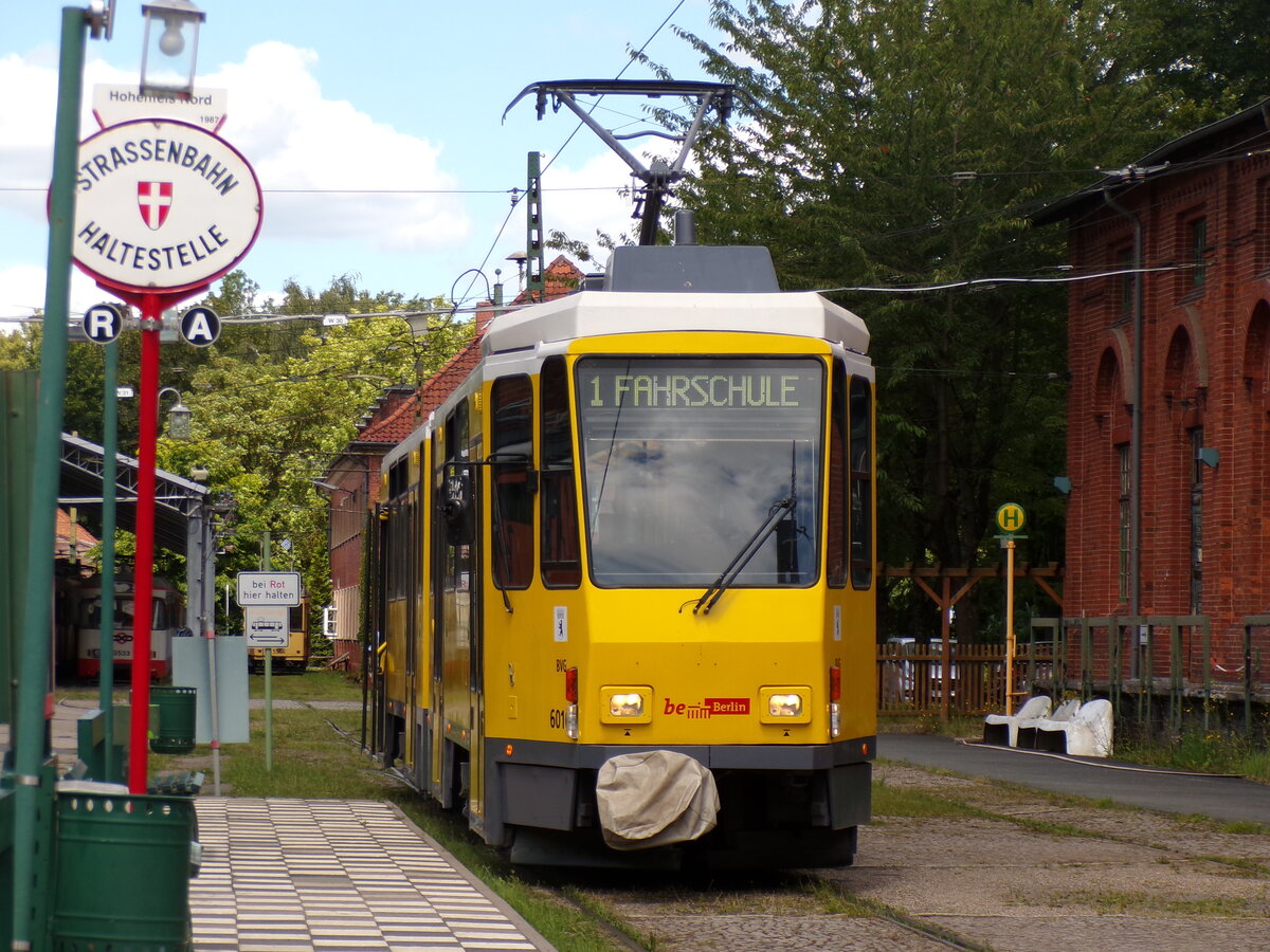 7.7.2024 | Ex Berlin Tatra KT4DM im Hannoversches Straßenbahn Museum in Sehnde-Wehmingen an der Haltestelle Hohenfels Nord
