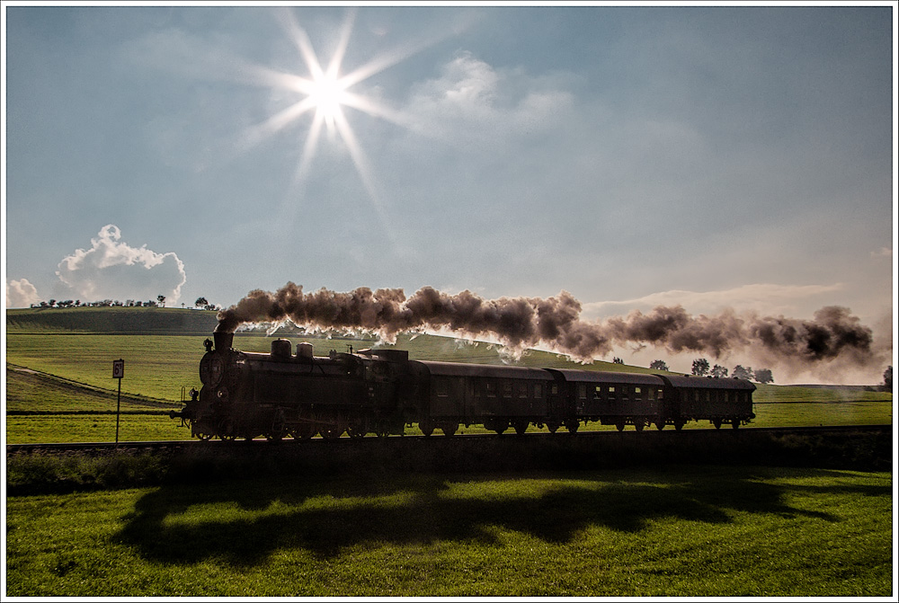 77.28 ist am späten Nachmittag des 3.10.2014 mit einem Fotozug über den Hausruck von Ried nach Attnang-Puchheim unterwegs. Hier vor Oberbrunn.