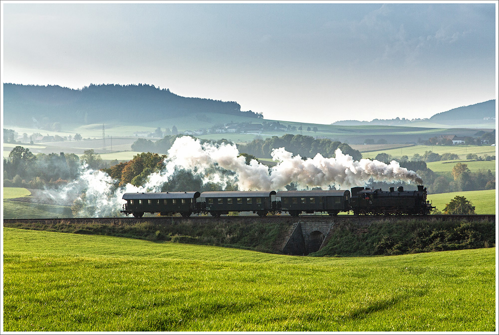 77.28 ist am späten Nachmittag des 3.10.2014 mit einem Fotozug über den Hausruck von Ried nach Attnang-Puchheim unterwegs. Hier nach dem Bahnhof Hausruck.