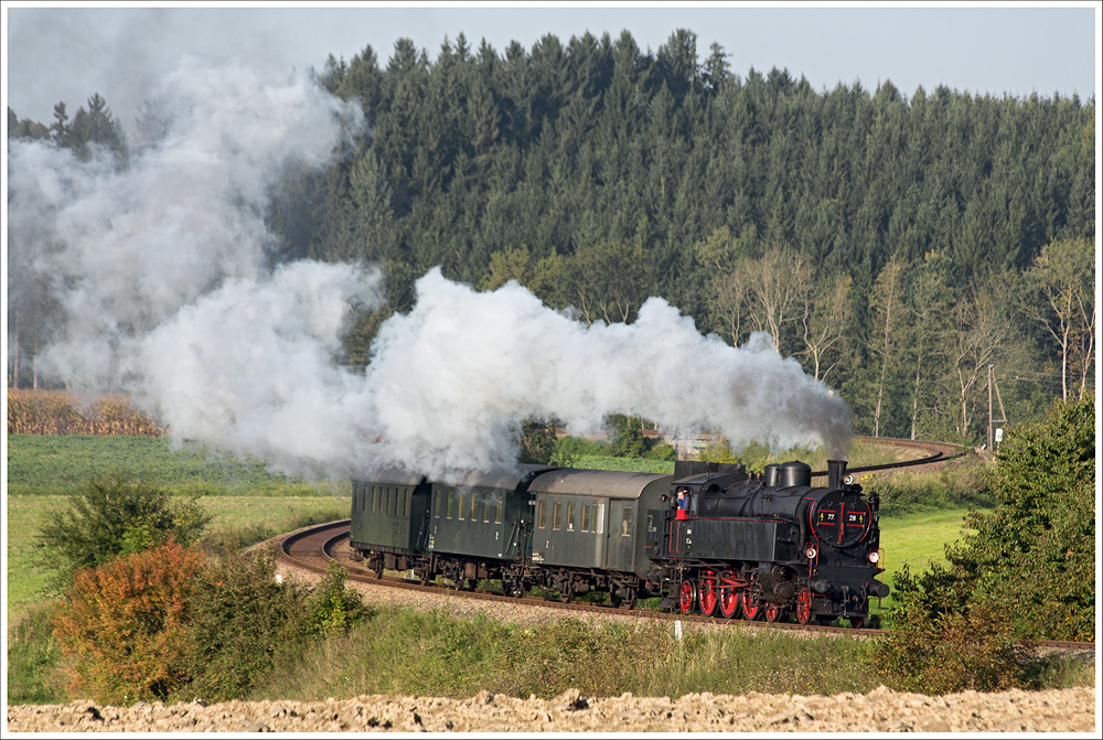 77.28 ist am späten Nachmittag des 3.10.2014 mit einem Fotozug über den Hausruck von Ried nach Attnang-Puchheim unterwegs. Hier vor Oberbrunn.