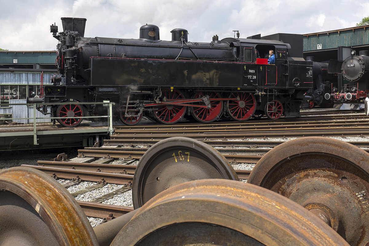 77.28 auf der Drehscheibe im Eisenbahn- und Bergwerksmuseum Ampflwang, 25.05.2015