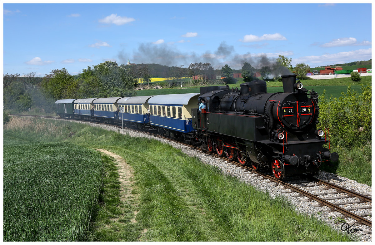 77.28 dampft mit einer sehr schönen Garnitur, von Wien Praterstern nach Ernstbrunn, zum Oldtimertreffen auf Strasse & Schiene.  
Karnabrunn 4.5.2014