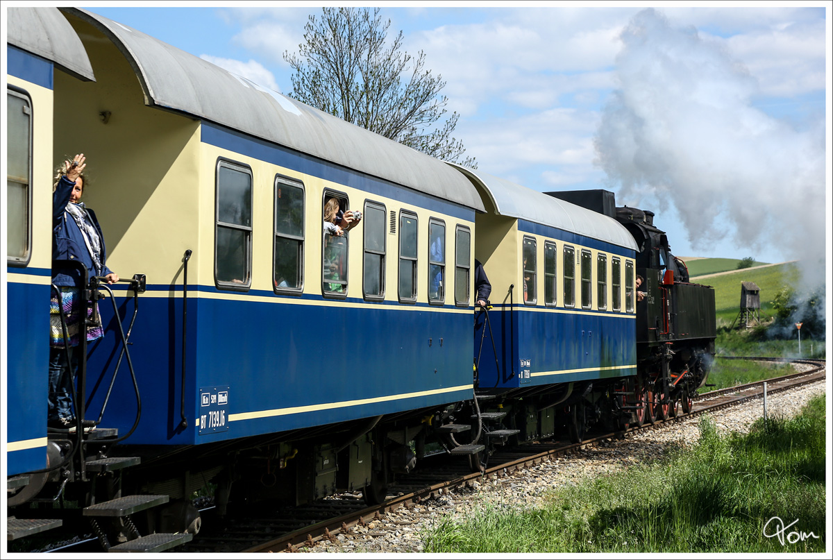 77.28 dampft mit einer sehr schönen Garnitur, von Wien Praterstern nach Ernstbrunn, zum Oldtimertreffen auf Strasse & Schiene. 
Naglern 4.5.2014