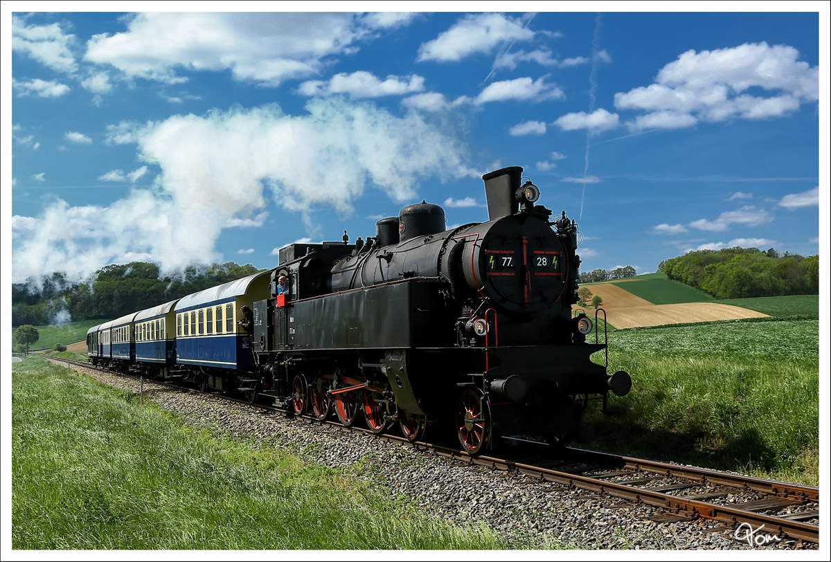77.28 dampft mit einer sehr schönen Garnitur, von Wien Praterstern nach Ernstbrunn, zum Oldtimertreffen auf Strasse & Schiene. 
Naglern 4.5.2014