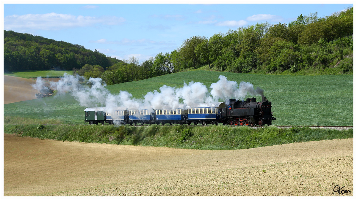 77.28 fährt mit dem EZ  Leiser Berge  durch den Bogen, nahe Wetzleinsdorf.
4.5.2014 