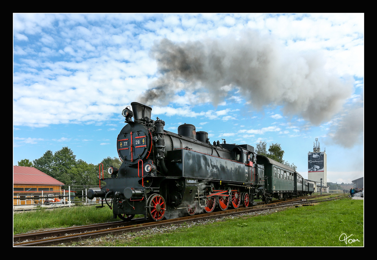 77.28 fährt mit dem SR 17187 von Timelkam nach Grünau im Almtal, hier zu sehen bei der Ausfahrt in Pettenbach. 
23.09.2017