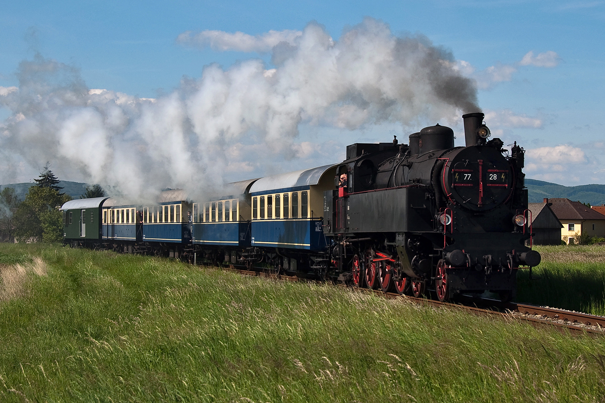 77.28, ist mit dem NostalgieExpress  Leiser Berge  unterwegs zum 7. Oldtimer Treffen auf Schiene und Straße nach Ernstbrunn. Die Aufnahme entstand am 04.05.2014 bei Harmannsdorf.