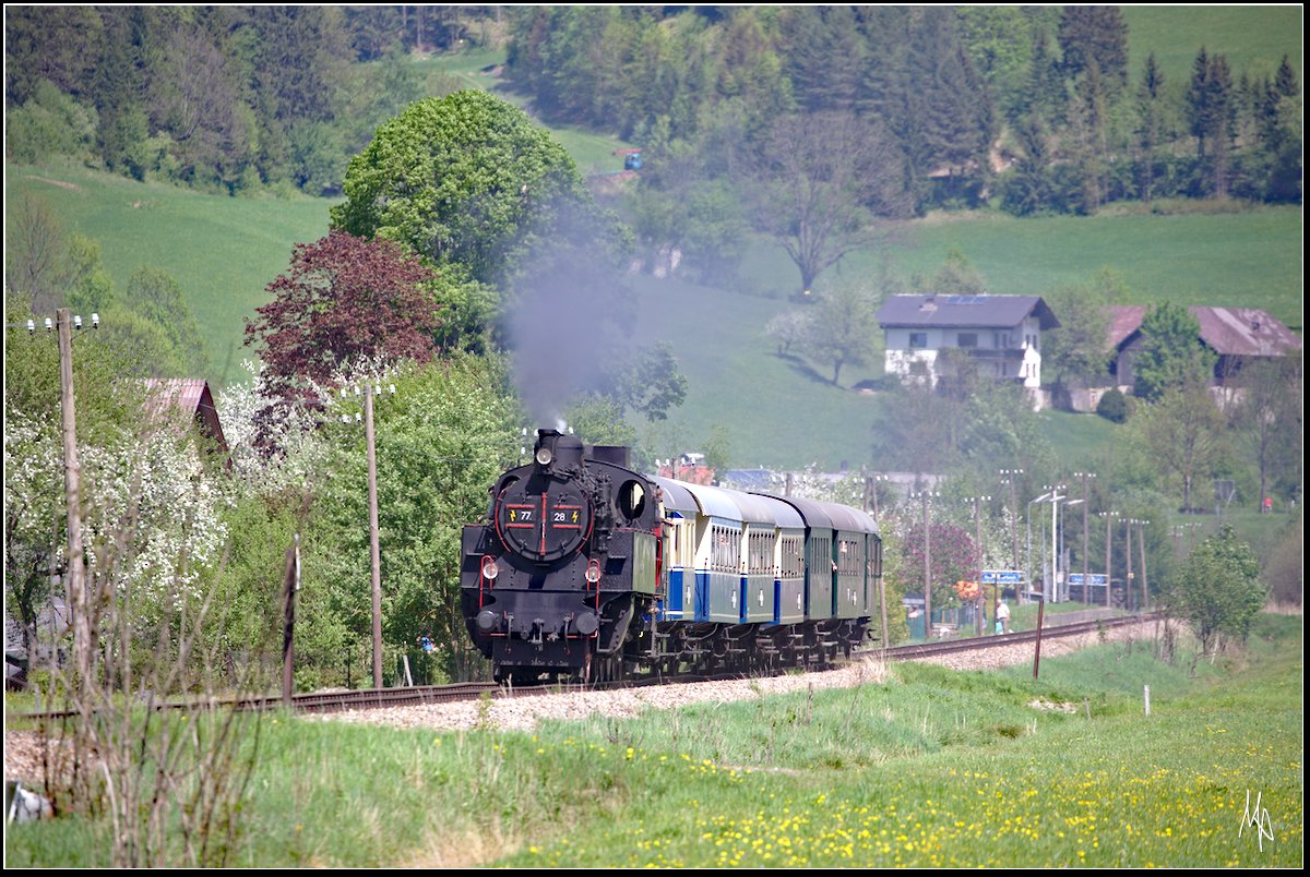 77.28 mit ihrem Zug bei Mitterbach. (29.04.2018)