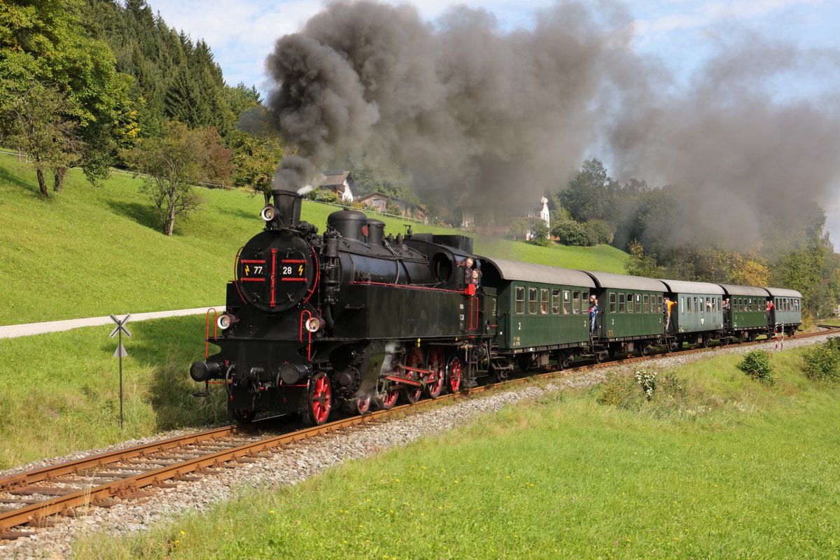 77.28 mit ihrem Zug nach Grünau im Almtal. Entstanden ist die Aufnahme kurz vor Viechtwang. (23.09.2017)