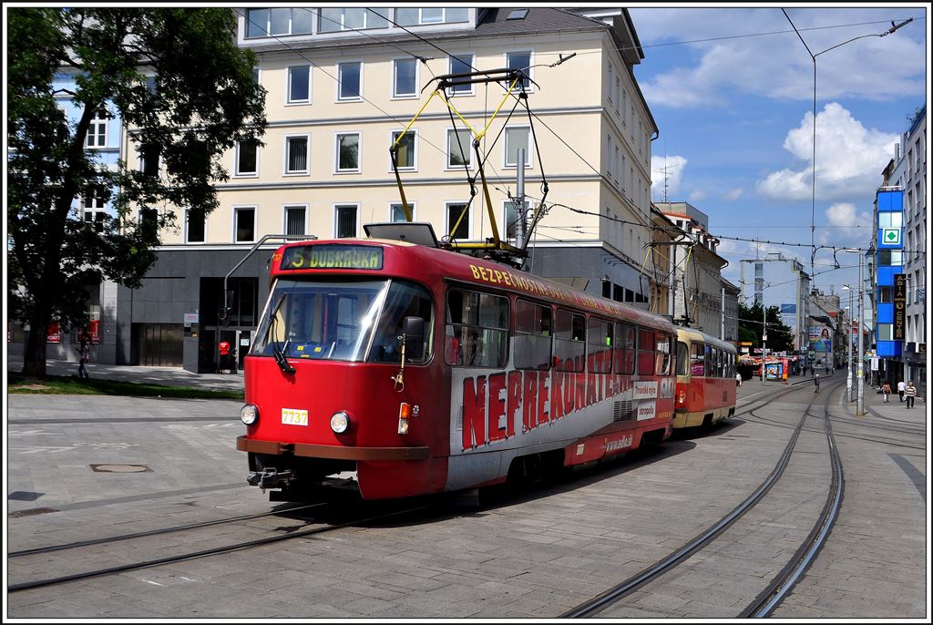 7737 und 7738 Linie 5 nach Dúbravka. Bratislava (01.06.2014)