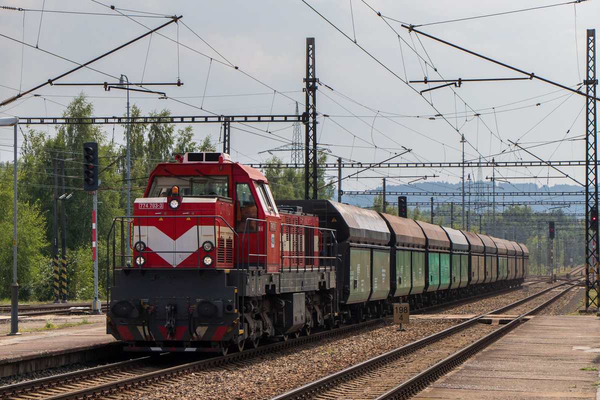 774 703-3 ist am 2. August 2018 mit einem Kohlezug in Nove Sedlo unterwegs. 