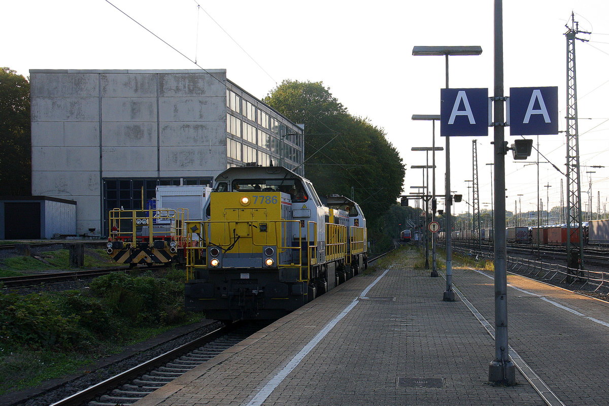7786,7785 bede von SNCB kommen als Lokzug aus Oberhausen-West nach Hermalle-Huy(B)  und fahren  durch Aachen-West in Richtung Montzen/Belgien. 
Aufgenommen vom Bahnsteig in Aachen-West.
Abend vom 8.9.2016.