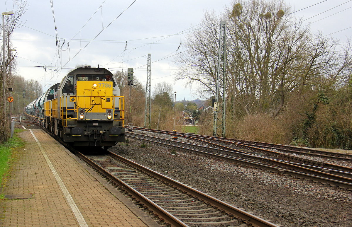 7786,7785 beide von Lineas kommen aus Richtung Aachen-West mit einem schweren Kalkzug aus Hermalle-Huy(B) nach Oberhausen-West(D) und fahren durch Kohlscheid in Richtung Herzogenrath,,Hofstadt,Finkenrath,Rimburg,Übach-Palenberg,Zweibrüggen,Frelenberg,Geilenkirchen,Süggerrath,Lindern,Brachelen,Hückelhoven-Baal,Baal,Erkelenz,Herrath,Beckrath,Wickrath. 
Aufgenommen von Bahnsteig 1 in Kohlscheid. 
Bei Regenwetter am Vormittag vom 5.4.2018.