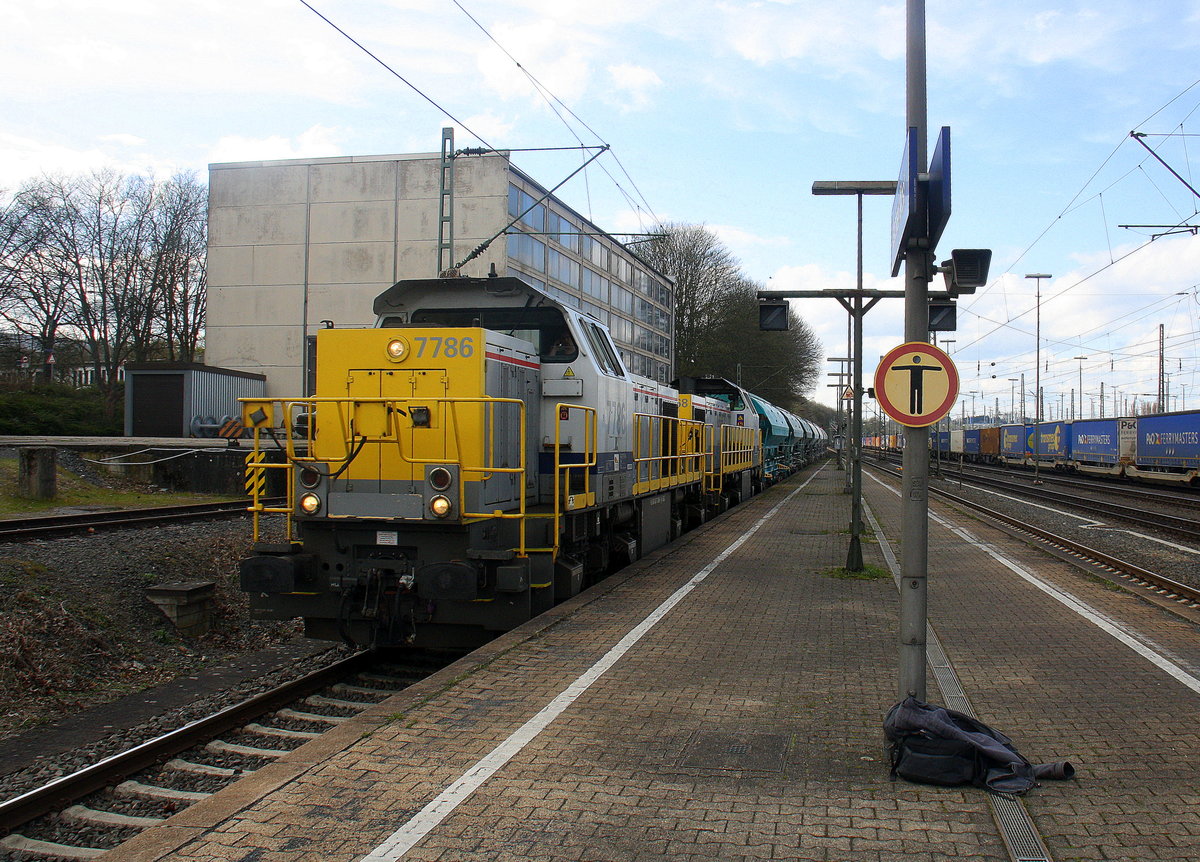 7786,7868 beide von der SNCB kommen aus Richtung Neuss,Herzogenrath,Kohlscheid,Richterich,Laurensberg mit einem Kurzen Kalkleerzug aus Oberhausen-West(D) nach Hermalle-Huy(B) und fahren durch Aachen-West in Richtung Montzen/Belgien. Aufgenommen vom Bahnsteig in Aachen-West. Bei Sonne und Wolken am Nachmittag vom 4.4.2016.