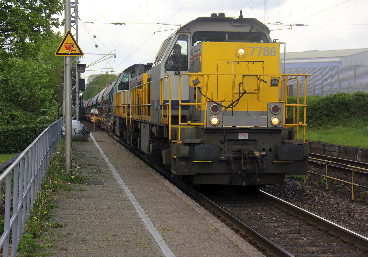 7786,7869 beide von Lineas kommen die Kohlscheider-Rampe hoch aus Richtung Rheydt,Wickrath,Beckrath,Herrath,Erkelenz,Baal,Hückelhoven-Baal,Brachelen,Lindern,Süggerath,Geilenkirchen,Frelenberg,Übach-Palenberg,Rimburg,Finkenrath,Hofstadt,Herzogenrath mit einem Kurzen Kalkleerzug aus Oberhausen-West(D) nach Hermalle-Huy(B) und fahren durch Kohlscheid in Richtung Richterich,Laurensberg,Aachen-West. 
Aufgenommen vom Bahnsteig 2 in Kohlscheid. 
Am Nachmittag vom 26.4.2018.
