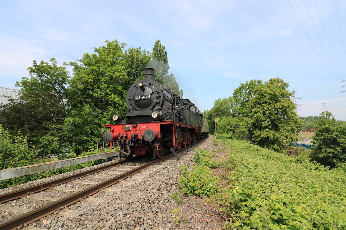78 468 beförderte am 18.5.19 den Montanexpress rund um Duisburg, V200 033 der Museumseisenbahn Hamm verblieb am Zugschluss