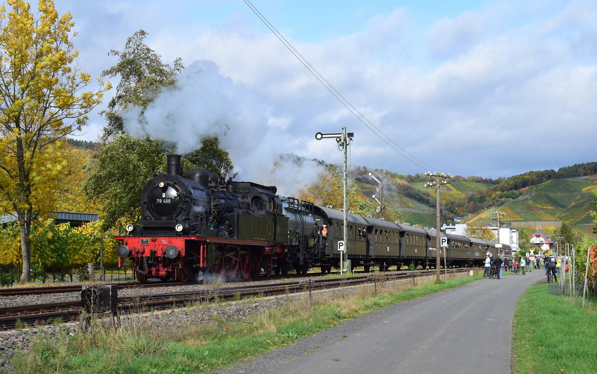 78 468 dampft nach der Kreuzung mit 620 039 in Dernau weiter nach Kreuzberg. 

Dernau 24.10.2020