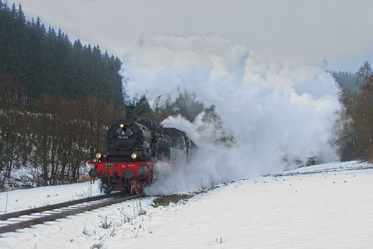 78 468 mit dem Rodeldampf-Express zwischen Silbach und Winterberg (22.01.2022)