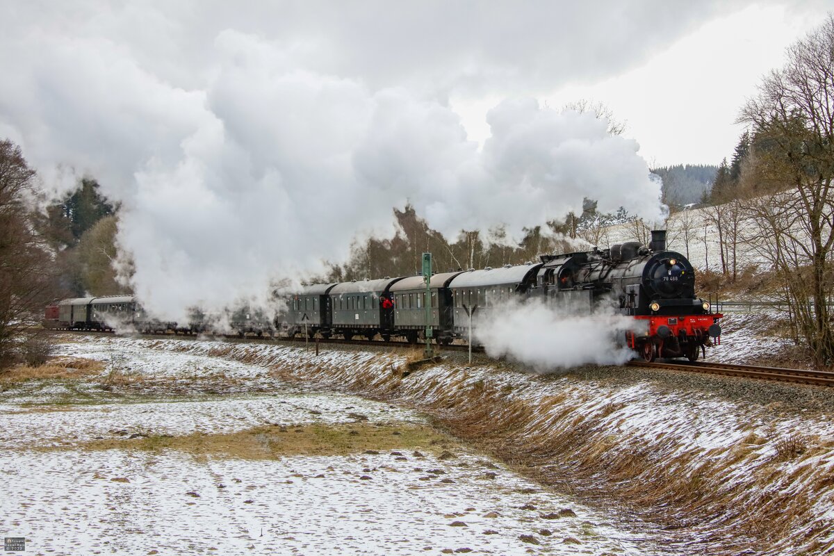 78 468 mit Sonderzug bei Silbach, Februar 2022.