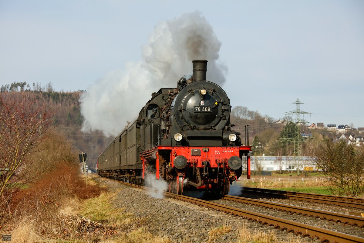 78 468 mit Sonderzug nach Willingen in Wennemen, Februar 2022.