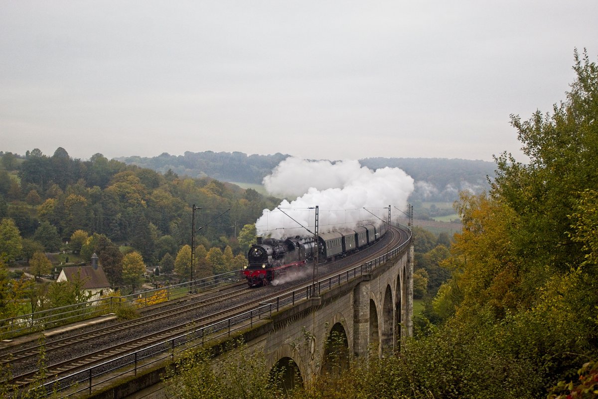 78 468 überquert bei der Solling-Rundfahrt am 17.10.2020 das Bekeviadukt. 