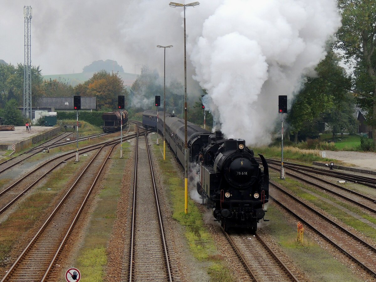 78-618 erreicht mit einem Dampfsonderzug den Bhf. Ried; 141005