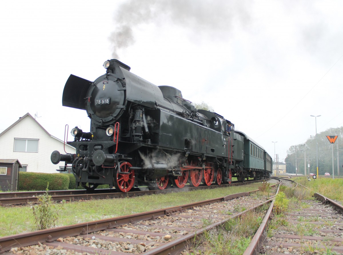 78 618 fährt am 04.10.2014 vom Bahnhof Timelkam auf die Nebenbahn in Richtung Eisenbahnmuseum in Ampflwang.