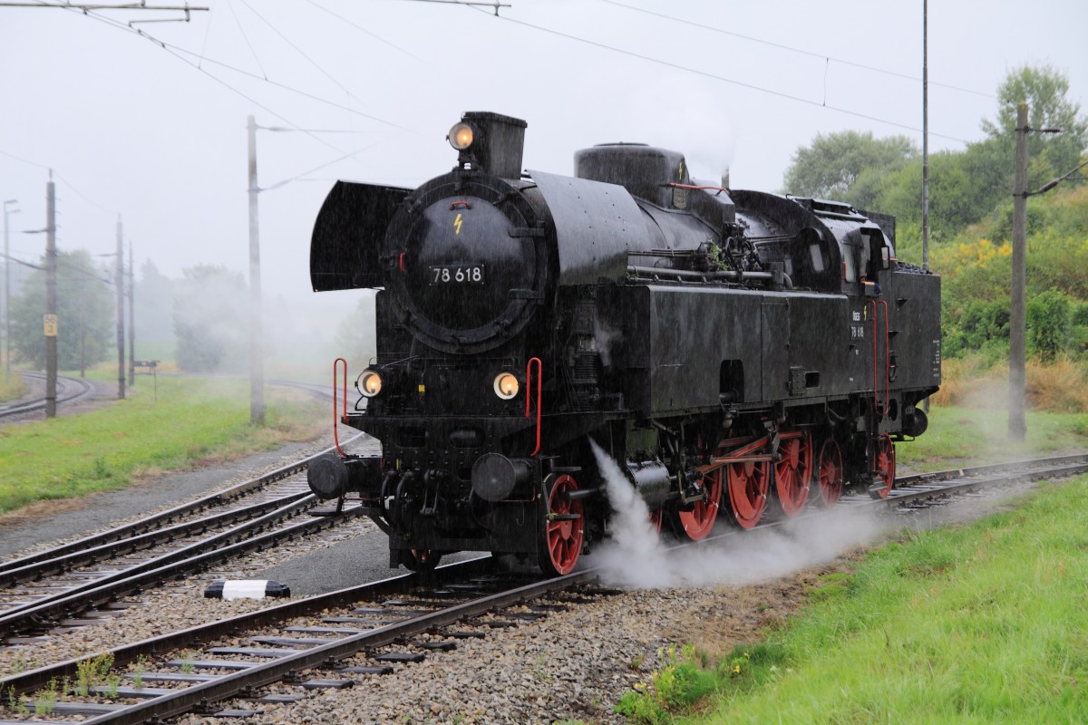 78 618 der GEG beim  Strzen  auf dem Gleisdreieck in Summerau. Die Aufnahme entstand bei strmendem Regen am 25. August 2013.