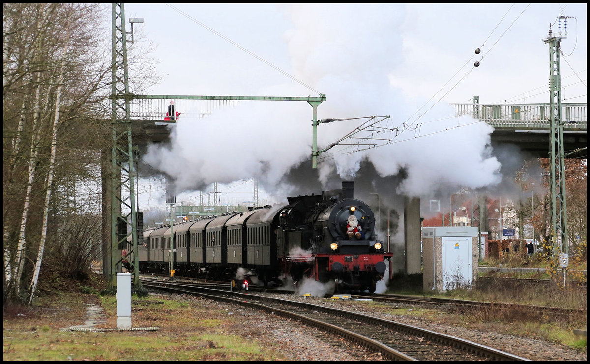 78468 hatte am 15.12.2019 mit dem Traditionszug zum Weihnachtsmarkt in Osnabrück auch einen Halt in Hasbergen. Nach Überholung durch einen IC und ICE ging es um 14.33 Uhr schließlich weiter und mit mächtiger Rauchfahne kam der schwere Zug langsam in Fahrt.