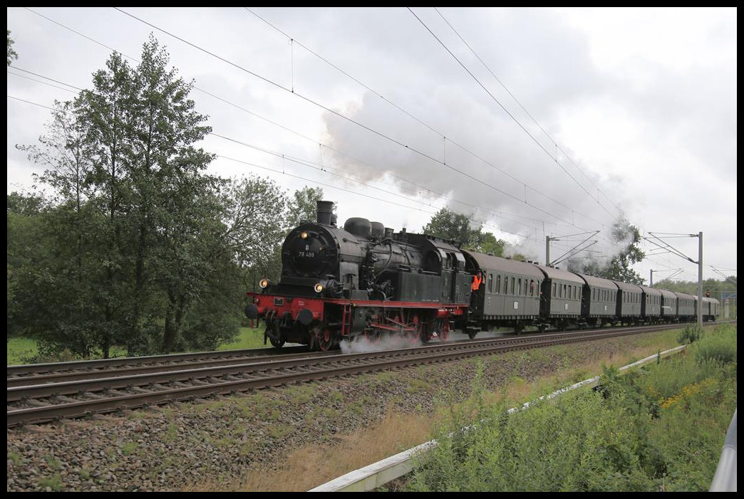 78468 ist hier am 1.9.2019 um 10.25 Uhr gerade in Hasbergen abgefahren und ist mit ihrem Sonderzug von Münster aus zum Dampflokfest am Piesberg in Osnabrück unterwegs.