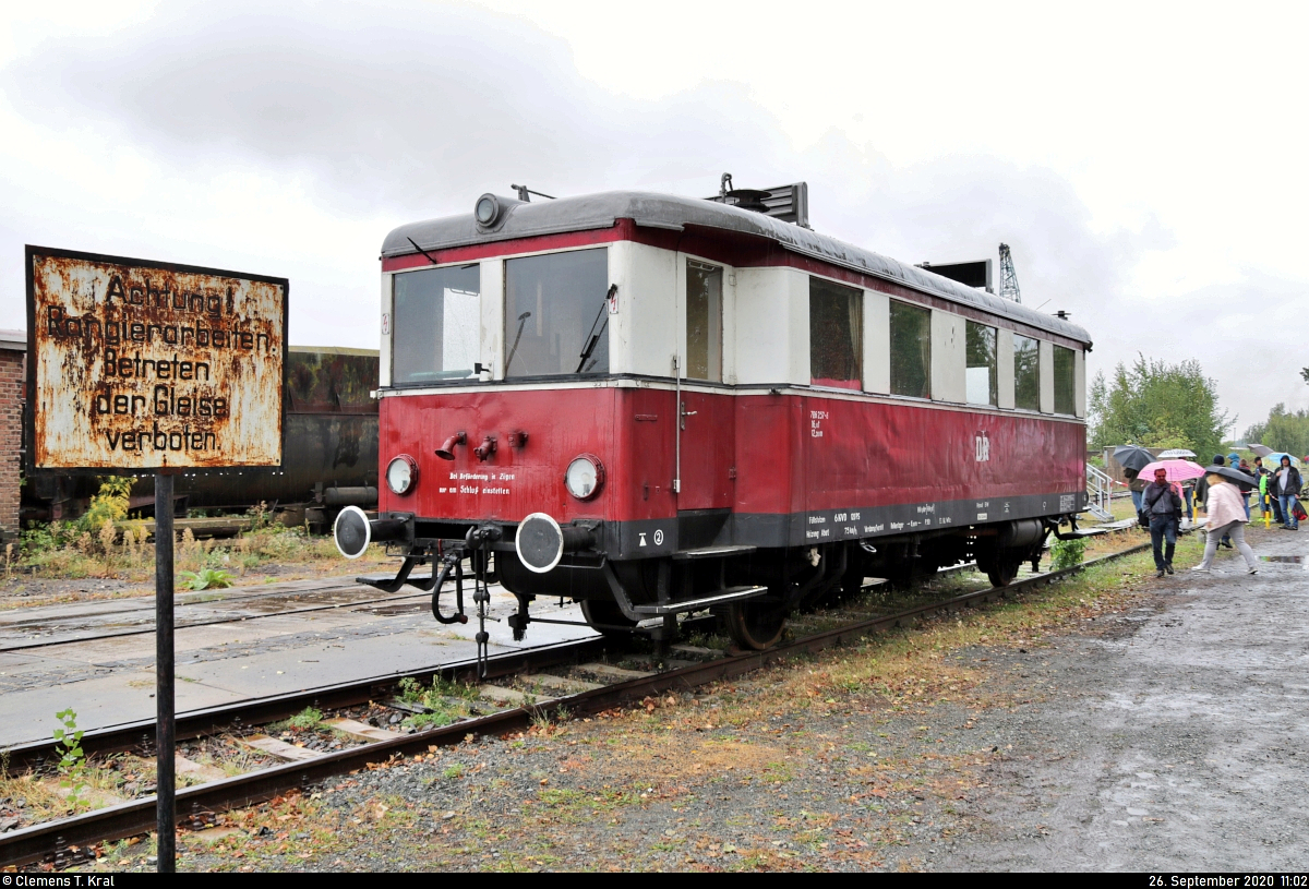 den erhaltenen Triebwagen Genthiner Kleinbahn T 3, ehemals DR(Ost) 135 540  fotografierte ich am 08.05. 2018 im Triebwagenmuseum Dessau 
