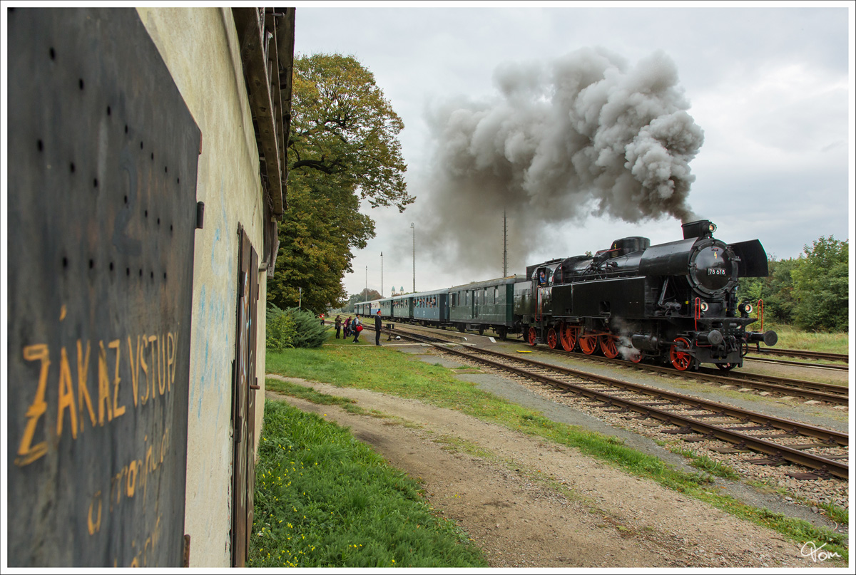 78.618 zieht einen Sonderzug von Breclav nach Mikulov na Morave, bei der Ausfahrt in Valtice. 
27.9.2014